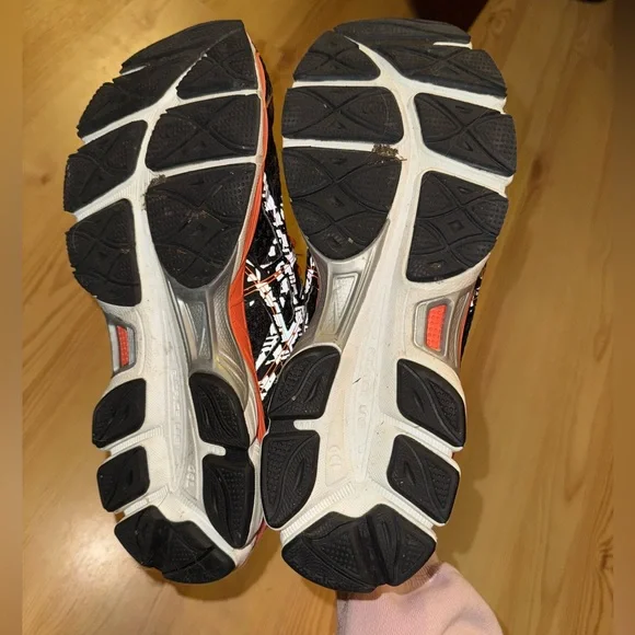 Like new ASICS men’s sneakers size 11 👟 - Picture 5 of 9